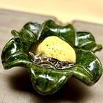 徳ㇵ本也 - ❶先付け
      〜玉蜀黍の豆腐、トマト、オクラ、車海老、百合根、広島産の潤菜、柚子の香り付け。初夏らしい爽やかな先付けからのスタート。やはり、何処となく和久傳らしいお料理は安堵感を覚える。