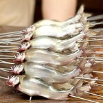 徳ㇵ本也 - 銀色に輝く琵琶湖産の稚鮎を窯でじっくり塩焼きに。鮎の内臓の苦味が良いね。