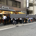 サル食堂 - 外観　食べ終わった後(18時半)にはかなり並んでた。小雨なのに人気がすごい。