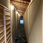 徳ㇵ本也 - さらに玄関から長い通路の印影を帯びた雰囲気は、ワクワク感を増長させ、女将さんと若いお弟子さんのお出迎えは初々しさが溢れている。