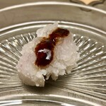 徳ㇵ本也 - ❺鱧の焼き霜
      〜シャリシャリとご主人の爽やかな包丁の音が響く。夏の京都の風物詩である"鱧の骨切り"。今度は、七輪で皮目を軽く炙って、醤油だれもまた斬新な味わい。