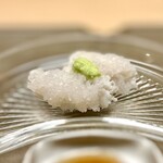 徳ㇵ本也 - ❺鱧の焼き霜
      〜シャリシャリとご主人の爽やかな包丁の音が響く。夏の京都の風物詩である"鱧の骨切り"。今度は、七輪で皮目を軽く炙って、梅肉に特殊な味醂出汁に漬けて。