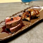 徳ㇵ本也 - ❽河内鴨と鰻
      〜身震いするようなお料理の数々。今度は料理の最初からじっくりと焼き上げられた河内鴨の実山椒と甘醤油の香りが部屋中に漂う。対比するようなパリパリの鰻とは、どこまで嬉しい挑発であろうか。