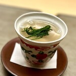 徳ㇵ本也 - ❼蛤の茶碗蒸し
      〜青海苔とホワイトアスパラと湯葉の茶碗蒸しには、でっぷりと身の厚い桑名産の蛤が沈んでいる。岩牡蠣のような濃厚な肝の味わいには、皆さん感嘆の声♫