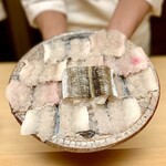 徳ㇵ本也 - シャリシャリとご主人の爽やかな包丁の音が響く。夏の京都の風物詩である"鱧の骨切り"。