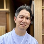 徳ㇵ本也 - 室町和久傳で初めてお会いした時と変わらぬ物腰柔らかな人柄と紳士的な立ち振る舞い。和久傳の総料理長として先頭に立ってきた気負いなど微塵も感じられない柔和な笑顔は風格さえ感じさせる。