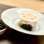 徳ㇵ本也 - ❷オコゼのお造り
      〜明石産オコゼに卵と胃袋、肝、皮を入れて、淡白なオコゼの身にオカヒジキを練り込み、薄切りの蓮根で食感を加えた逸品。初夏らしいお造りはポン酢で旨味が増している。