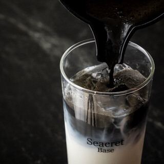 炭×エスプレッソの「BLACKラテ」をはじめ、充実のドリンク