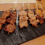 焼鳥祐 アラカルト - 左から　ハン州百日鶏こころ363円　せせり363円　もも3種の地鶏363円