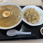 ひよこ食堂 - 味噌中華と半チャーハン　別盛り味噌
