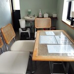 山忠 - 3人は座れるけど足がテーブルの脚にぶつかるかも