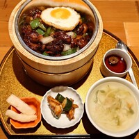 月居 赤坂 - 牛ハラミ肉とピーマンのピリ辛オイスター炒め混ぜご飯、スープ、小鉢、漬物、黒蜜寒天