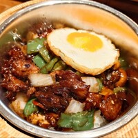 月居 赤坂 - 牛ハラミ肉とピーマンのピリ辛オイスター炒め混ぜご飯