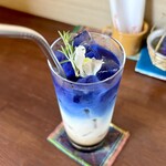 カフェモン - 上からアンチャンのブルー、ミルクの白、コーヒーの美しいグラデーション♪
      タイの金属製ストローの冷たい感触がまたイイ！！