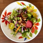 カフェモン - 彩り豊かなセットのサラダ♪
      唐辛子の実と花と葉っぱをモチーフにしたお皿がまた可愛い♡