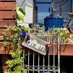 カフェモン - お店の入り口、Openの文字も可愛い♡