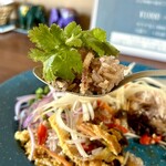 カフェモン - カオ（米）、クルック（混ぜる）、カピ（エビペースト）、全部混ぜ合わせてイタダキマス！