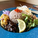 カフェモン - トッピン具は甘い豚肉煮のムーワーン、錦糸卵、赤玉ねぎ、さやインゲン、細切りネギと人参、フライドオニオン、パクチー、レモンです♪