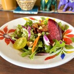 カフェモン - 水菜、レタス、赤キャベツ、赤と黄色のミニトマト、人参、紅芯大根、そして砂糖かなにかを絡めたクラッシュアーモンドのサラダ。
