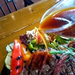 3Rings - ステーキプレート(サーロイン200g)、グレービーソース