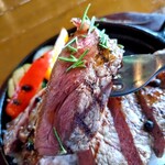 3Rings - ステーキプレート(サーロイン200g)、グレービーソース