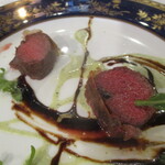Une Fleur - 鹿肉のベニエ：鹿肉をベニエ（衣をつけて揚げる）してあり、鹿肉のしっとりとして 弾力のある食感はそのままに、深い旨みを感じられる綺麗なミディアムレアに仕上げられています。 黒トリュフ ＆ そら豆の２種のソースと共に 美しく盛り付けられています。うう～ン！ 美味いッ！ ♬♪