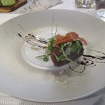 Une Fleur - フォアグラと黒無花果：カリフォルニア黒無花果を 赤ワインとスパイスで煮込んで最下層に敷き、スライスしたブリオッシュ（やわらかなパン）を置き、フランス産の最高級フォアグラがのせてあります。うえには、生ハムとセルバチコ（ルッコラの仲間）を飾り、白い陶磁のプレートはバルサミコソースで彩られています。