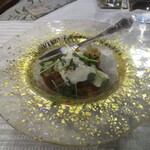 Une Fleur - カルマールセトワーズにサフランライス：カルマールセトワーズ（烏賊の煮込み料理・スルメイカに大蒜、トマト etc．を併せて８時間ほど煮込んだ料理）の下にサフランライスが敷かれています。上には氷見のアオリイカを炒めて スプラウトと共に飾られています。とてもクリーミーな口あたりで、烏賊のフォンがくち中に美味しく広がります。♪♬