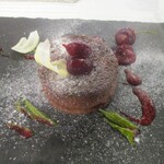 Une Fleur - デセール：バラのアイスクリームです。パウンドケーキを焼いてから 粉砕してクッキー状にし、バラのアイスと共に彩りよく盛りつけ、白いバラの花びらを思わせる様なホワイトチョコレートが美しくトッピングされています。 抹茶のソースと甘酸っぱいキイチゴのソースでいただきます。キイチゴの酸味が甘みに溶け込み、バラの香りと一緒にお味の組み合わせが素晴らしいッ！ ♪♬ 幸せェ～！感じます。