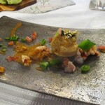 Une Fleur - オマール海老のパイ包み：フランス産バター＆小麦粉を使ったパイ生地でオマール海老を包み、キャビアと金箔でデコレーションしてあります。その下には 海老の芳ばしい香りと、コクを引き立たせた濃厚なアメリケーヌソースが敷かれ、2通りの火入れをした甘エビと インゲン、トマトが彩り良く散りばめられています。 お料理を見ただけで 美味しさが伝わってきますネ！♪♬