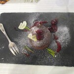 Une Fleur - デセール：バラのアイスクリームです。パウンドケーキを焼いてから 粉砕してクッキー状にし、バラのアイスと共に彩りよく盛りつけ、白いバラの花びらを思わせる様なホワイトチョコレートが美しくトッピングされています。 抹茶のソースと甘酸っぱいキイチゴのソースでいただきます。キイチゴの酸味が甘みに溶け込み、バラの香りと一緒にお味の組み合わせが素晴らしいッ！ ♪♬ 幸せェ～！感じます。