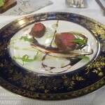 Une Fleur - 鹿肉のベニエ：鹿肉をベニエ（衣をつけて揚げる）してあり、鹿肉のしっとりとして 弾力のある食感はそのままに、深い旨みを感じられる綺麗なミディアムレアに仕上げられています。 黒トリュフ ＆ そら豆の２種のソースと共に 美しく盛り付けられています。うう～ン！ 美味いッ！ ♬♪