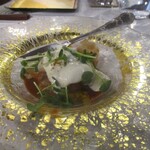 Une Fleur - カルマールセトワーズにサフランライス：カルマールセトワーズ（烏賊の煮込み料理・スルメイカに大蒜、トマト etc．を併せて８時間ほど煮込んだ料理）の下にサフランライスが敷かれています。上には氷見のアオリイカを炒めて スプラウトと共に飾られています。とてもクリーミーな口あたりで、烏賊のフォンがくち中に美味しく広がります。♪♬