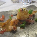 Une Fleur - オマール海老のパイ包み：フランス産バター＆小麦粉を使ったパイ生地でオマール海老を包み、キャビアと金箔でデコレーションしてあります。その下には 海老の芳ばしい香りと、コクを引き立たせた濃厚なアメリケーヌソースが敷かれ、2通りの火入れをした甘エビと インゲン、トマトが彩り良く散りばめられています。 お料理を見ただけで 美味しさが伝わってきますネ！♪♬