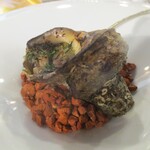 Une Fleur - さざえのエスカルゴ風：エスカルゴ料理をさざえで再現されています。 器にした さざえの貝殻のなかには 蛤、バイ貝、筍、牛頬肉と共に素晴らしいエスカルゴ料理に仕上げられています。刻んだ筍のシャキッとした歯ごたえも 他の食材をより引き立たせて素晴らしいハーモニーを奏でています。♪♬