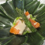 Une Fleur - 奥飛騨サーモン：奥飛騨のサーモンを低温でじっくりとミ・キュイ（半生）にして、火が通っているのに 驚くほどしっとりと滑らかな食感が楽しめます。下には薄くスライスしたグリーンアスパラのサラダを敷き、上にトッピングされたグリーンアスパラはフリールしてあり、小気味良く しっとり＆サクサク食感を同時に楽しむことができます。