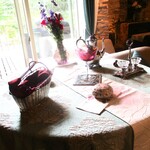 Une Fleur - 小物が飾られたテーブル。