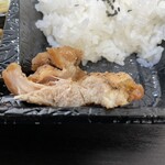 まるせい - 薄めにカットされた鶏肉。