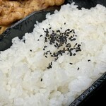 まるせい - 白米にはゴマが。