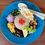 カフェモン - カオクルッカピ（サラダ付き¥1,000税込）
      鮮やかな青いお皿の中心にはエビごはん、その周りにはいろんなトッピン具がとっても賑やか♪