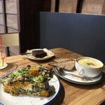 イキ ロースタリー&イータリー - 本日のスープ、かぼちゃとフェタのフリッタータ、ブラウニー
