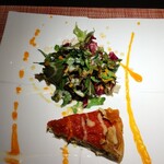 トラント.トロワ - 鯖のクリーム煮の上にトマトフォンデュを乗せたタルト