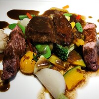 トラント.トロワ - 牛肉のポアレと黒ごま煮季節の野菜添え