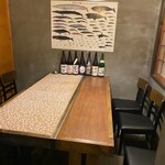 神戸鯨精肉店 - テーブルは6名席5名様〜ご利用可能。