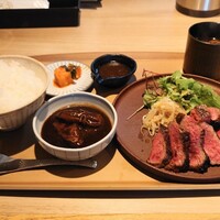 炭火焼肉 肉の匠 ひうち - 『和牛“限定”赤身ステーキ & ミニタンシチュー（100グラム）（1500円税込）』