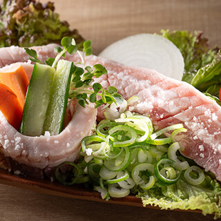厚切り肉で食べ応え抜群！野菜もたっぷりなサムギョプサルセット
