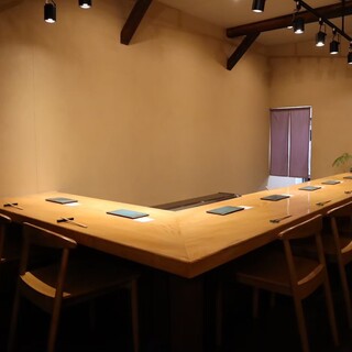 肩ひじ張らずに愉しめる、シンプルながらも温かな空間