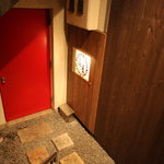 庵屋 - 階段を降りていくと赤い扉があります。
