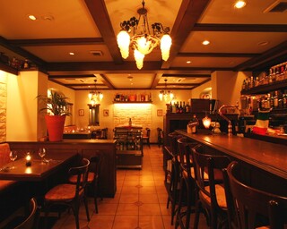 Bar e Ristorante TABLIER - 葡萄の照明と石の壁木と緑を配した落ち着ける雰囲気で…