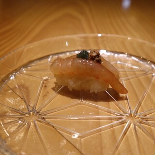 【甘エビ握り】醤油漬けで旨味を凝縮。卵やミソのアクセントも